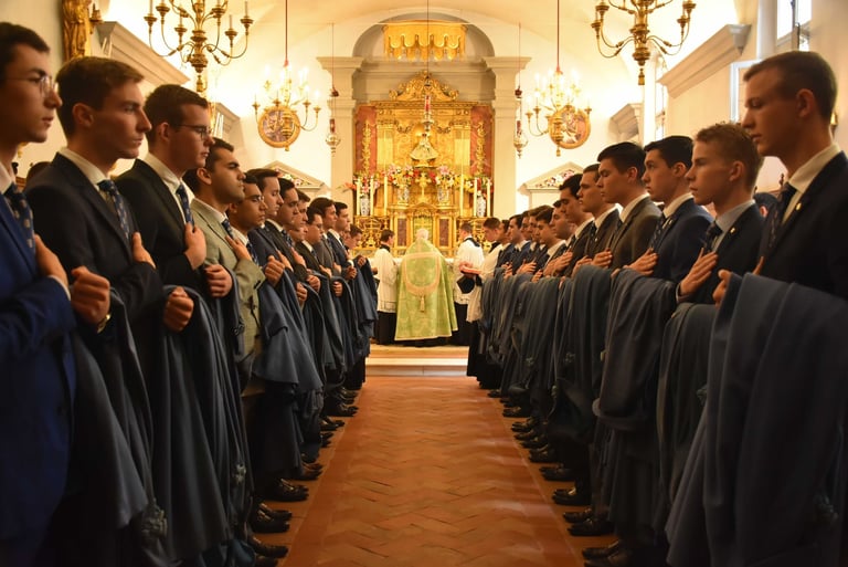 Recepción de la capa de postulantes en el Instituto Cristo Rey Soberano Sacerdote