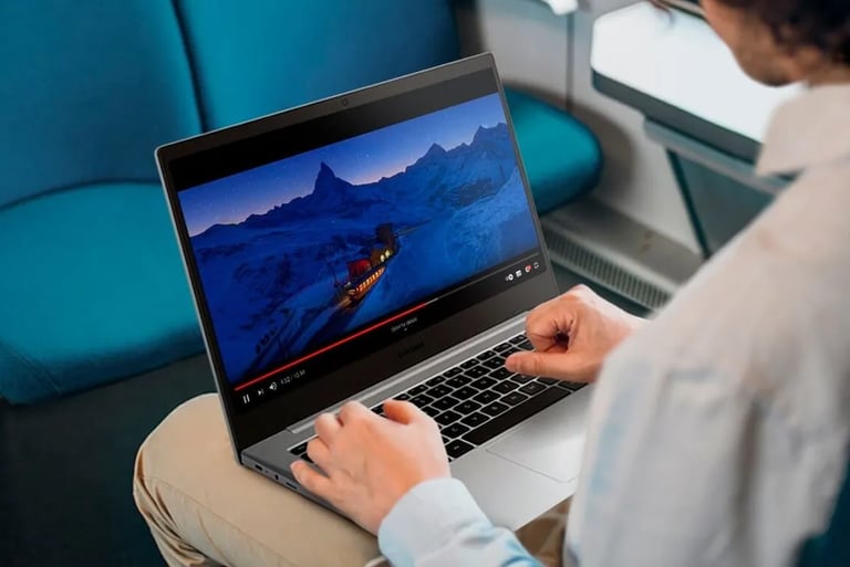 Técnico da VSAR consertando notebook gamer em Campo Grande RJ