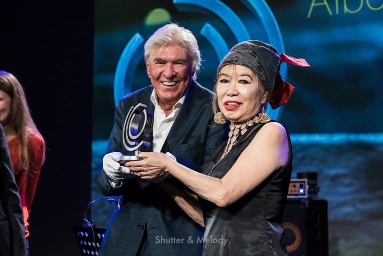 Aki Tekase erhält einen Preis von Manfred Schoof.