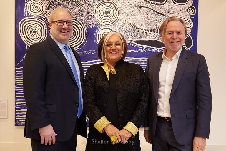 Jim Clayton, Margo Neale und Philip Green posieren für ein Gruppenfoto.