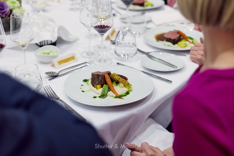Hauptgericht auf einem Tisch während eines Abendessens in der australischen Botschaft in Berlin.