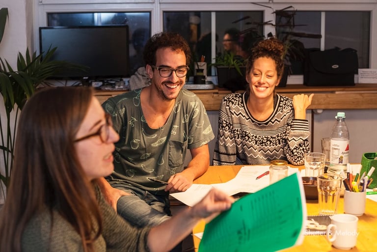 Lachende Schüler während des Unterrichts.