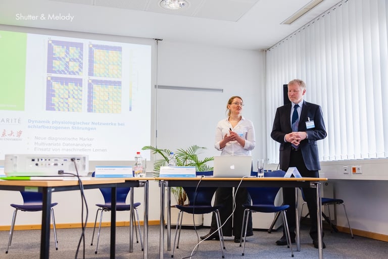 CBMI-Konferenzorganisatoren bei einer Powerpoint-Präsentation.