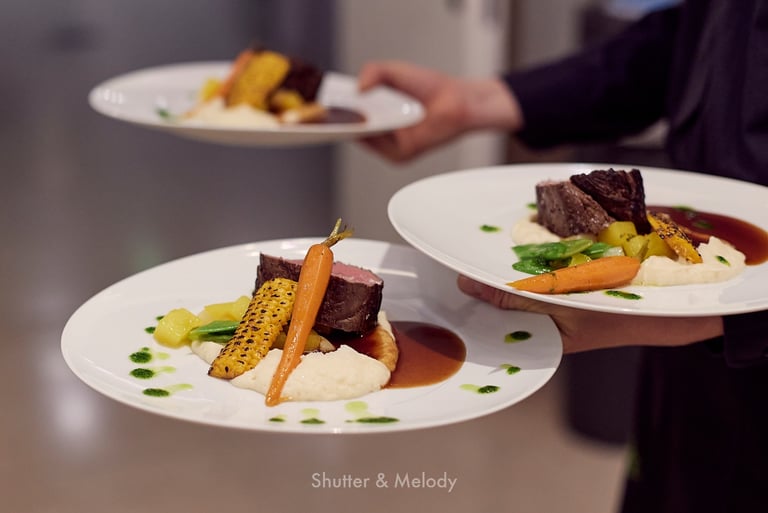 Teller mit Hauptgericht bestehend aus gebratenem, Mais, Steak, Karotten und Püree.