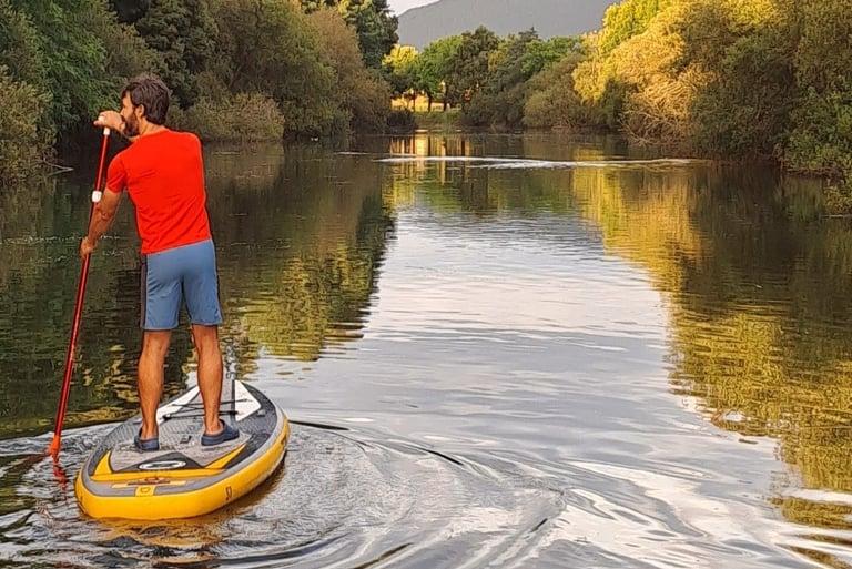 Un chico remando en la desembocadura del río Sar