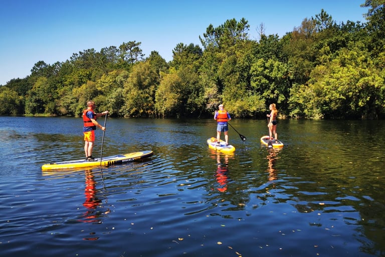 tres personas, 2 clientes y una monitora, remando en el río ulla