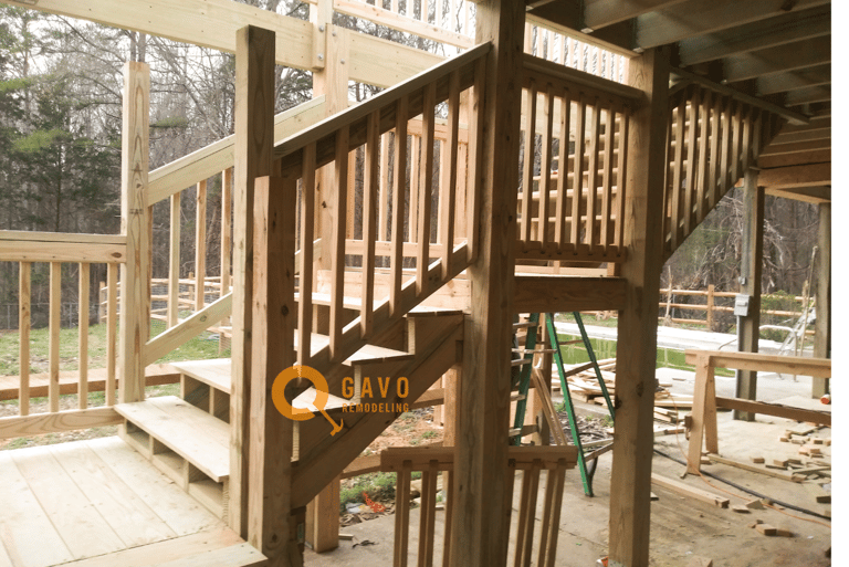 Deck 2 pisos con vista a piscina en patio trasero, ideal para propiedades de inversión en Gastonia