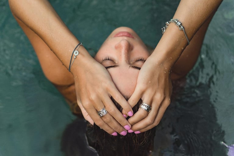 avoid-wearing-jewelry-in-the-pool-and-ocean