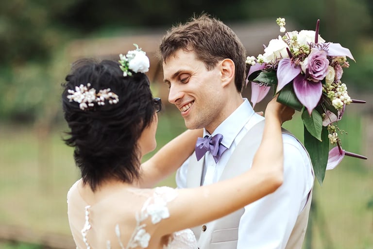 Miranda et Louis en séance couple à domicile le jour de leur mariage.