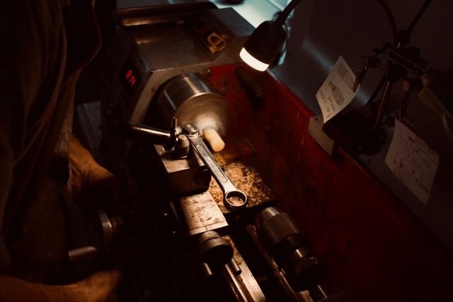 making handcrafted fountain pen on the lathe