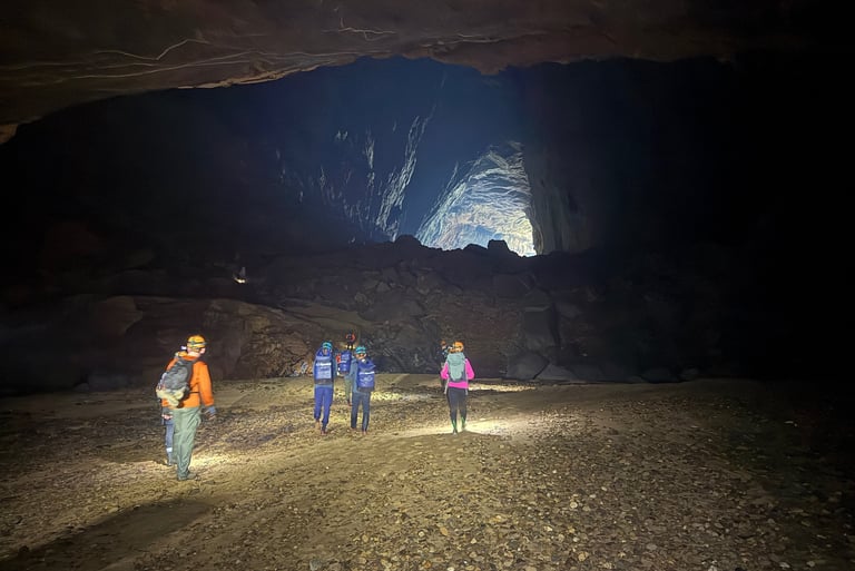 Travelling through Hang En cave, ke bang national park Vietnam