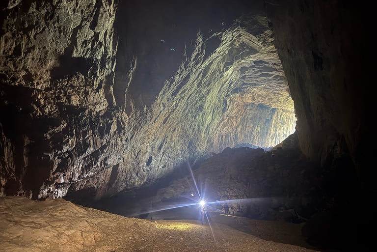 Travelling through Hang En cave, ke bang national park Vietnam