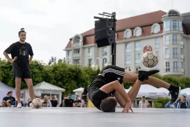 Benoit Bergasse en compétition de freestyle foot aux championnats d'Europe.