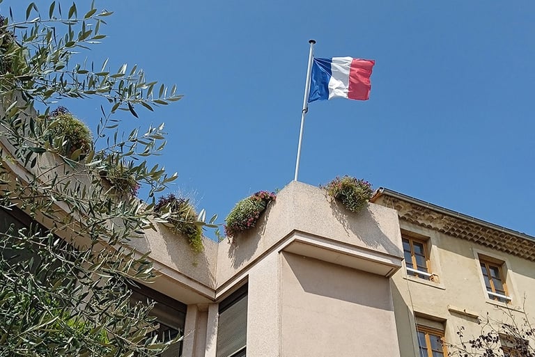 Mairies de la Drôme et drapeau français
