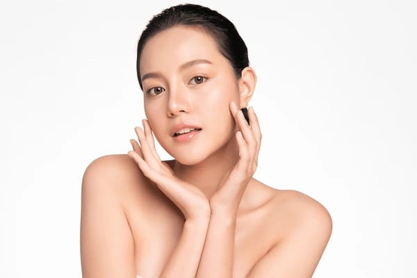 woman posing highlighting her face