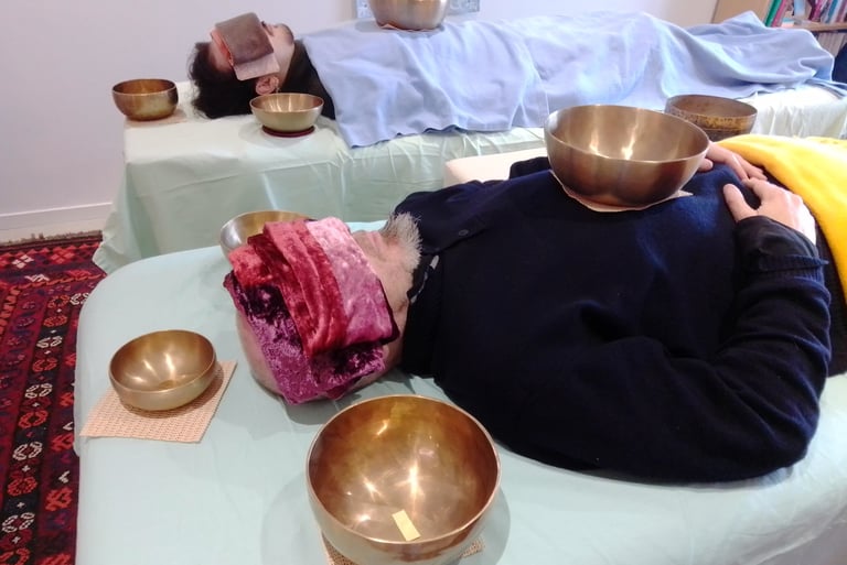 Deux personnes pendant une séance de massage sonore en duo.