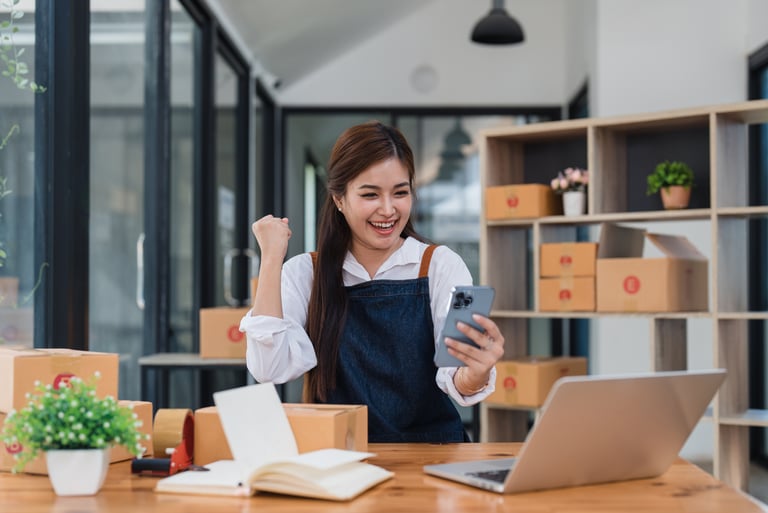 Empresaria festejando bons resultados