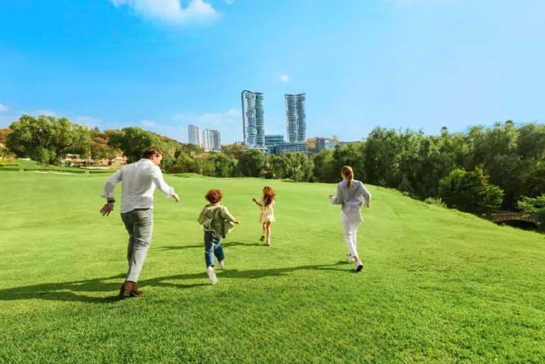Familia disfrutando las áreas verdes de Bosque Real