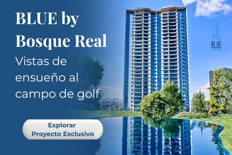 BLUE by Bosque Real. Vista de la torre reflejada en el agua, con vistas al campo de golf