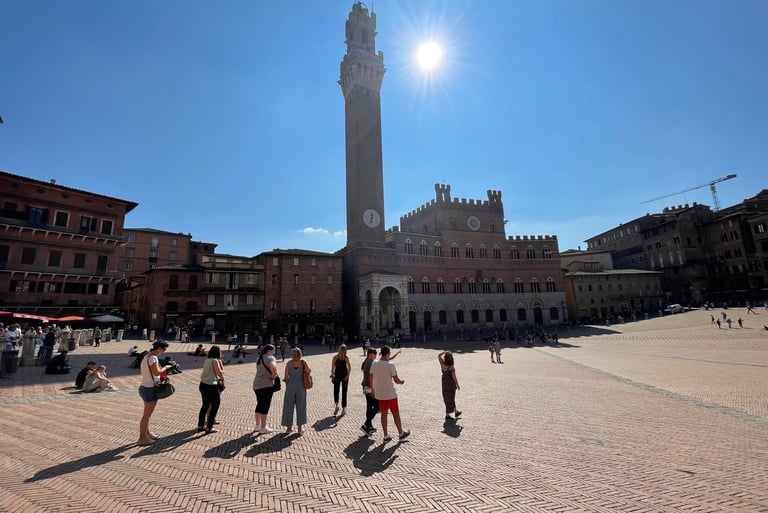 Visite culturelle de Sienne lors d'un séminaire au Domaine Cesarini : groupe sur la Piazza del Campo