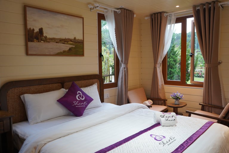 Warm and inviting cabin hotel room, showcasing a comfortable bed, soft linens, and a rustic feel.