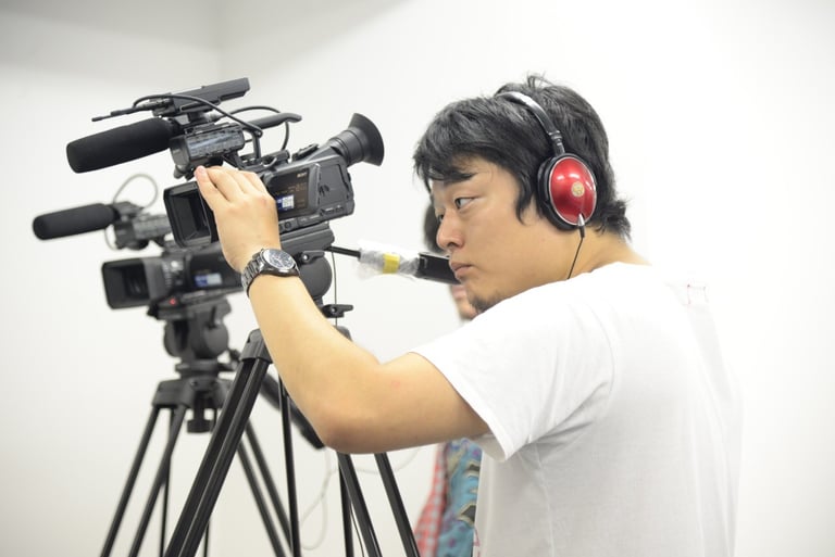 業務用ビデオで撮影している姿