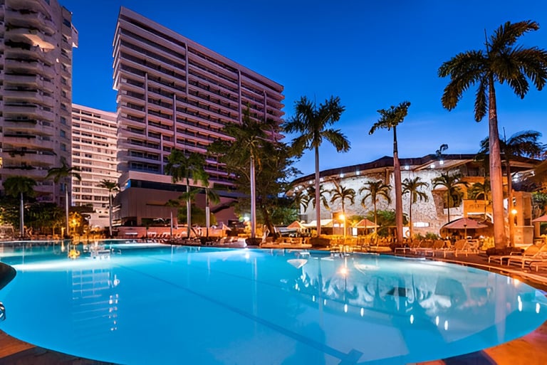 a pool with hotel rooms im villavicencio