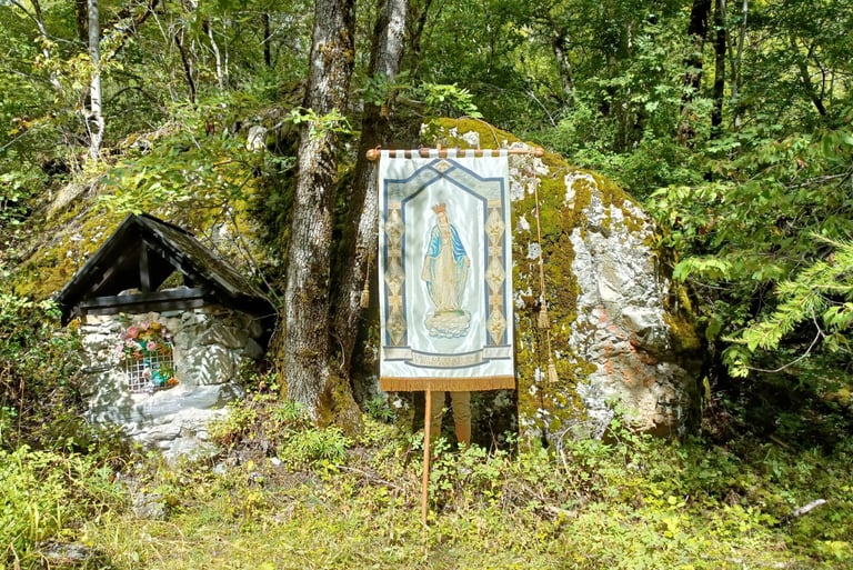Bannière et oratoire de Béassac