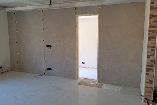 Grossformatige Wandfliesen 2.20m x 1.20m installiert in La Marina