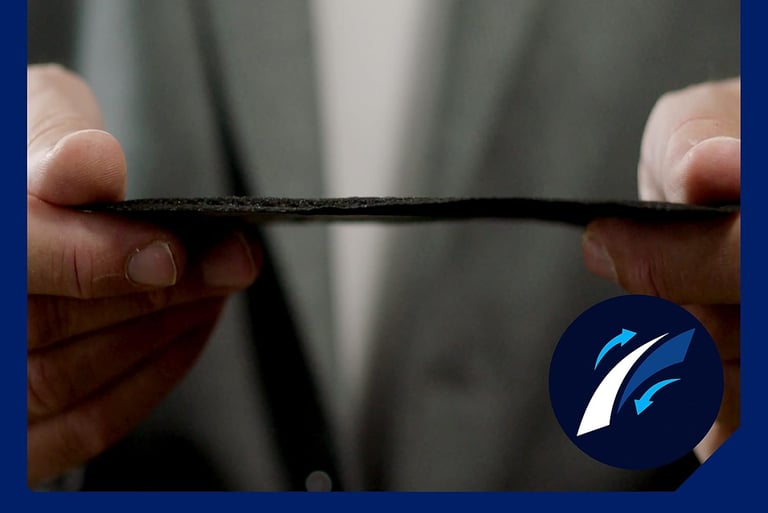 main d'un homme tenant une protection intime homme ultra fine.