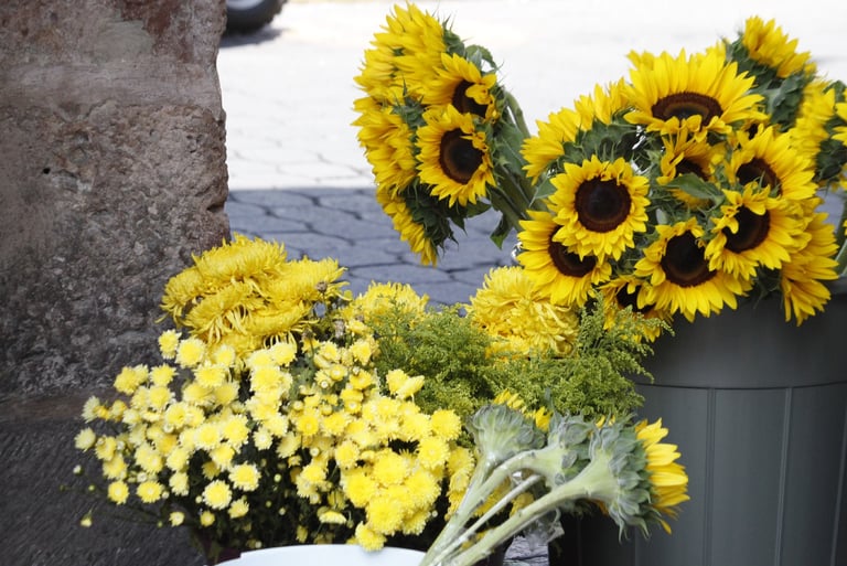 Flores amarillas vendidas en vía pública. Imagen: La Voz de Michoacán.