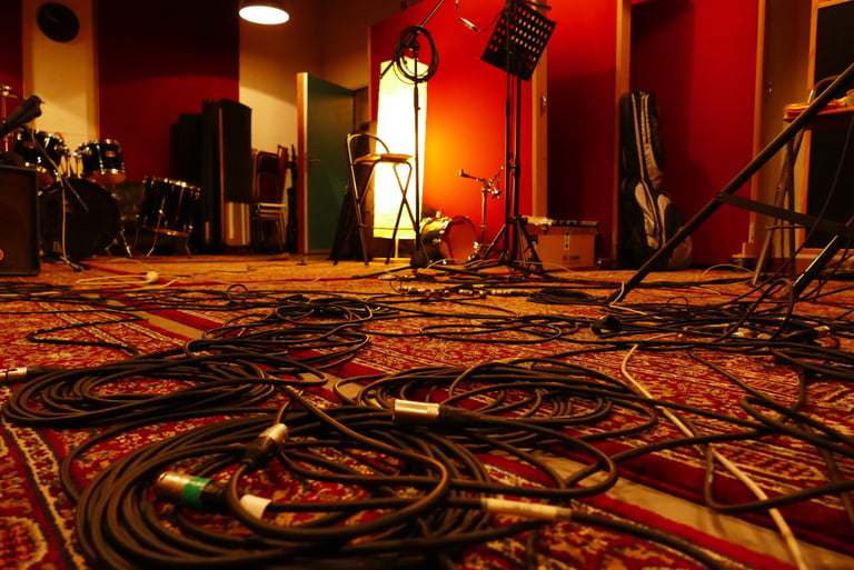 Salle de musique avec beaucoup de câbles au sol