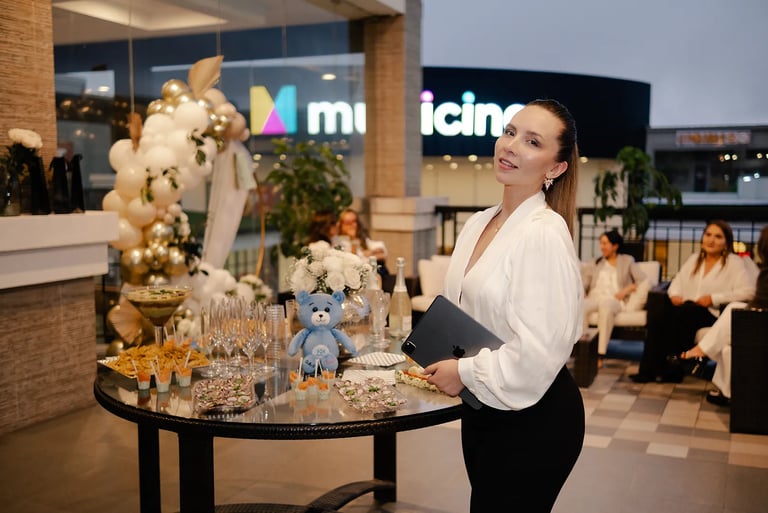 Mujer emprendedora posando confiada en la inauguración de su emprendimiento en Cumbayá, Quito