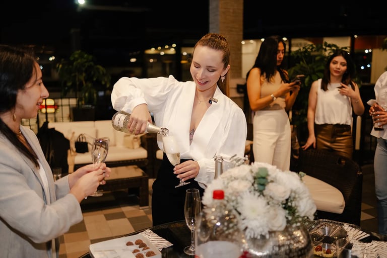 Mujer emprendedora feliz sirviendo champagne en su copa por la inauguración de su negocio