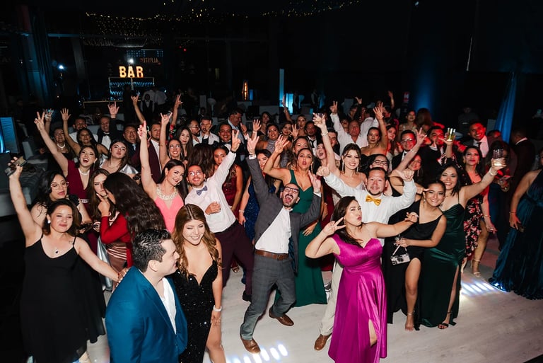 Grupo de colaboradores de empresa festejando en una gala de premiación corporativa en Quito, Ecuador