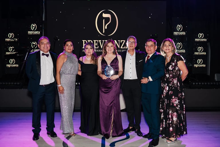 Grupo de trabajadores en una fotografía profesional después de haber recibido un premio corporativo en Quito