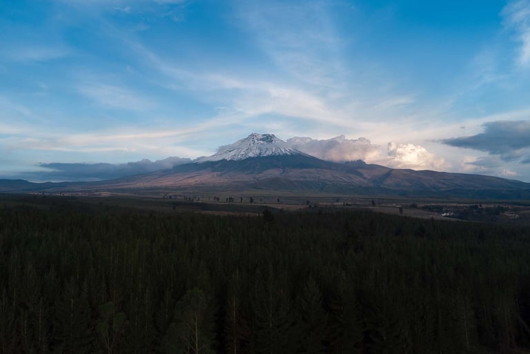 Foto aérea con dron del volcán cotopaxi al anochecer en ecuador