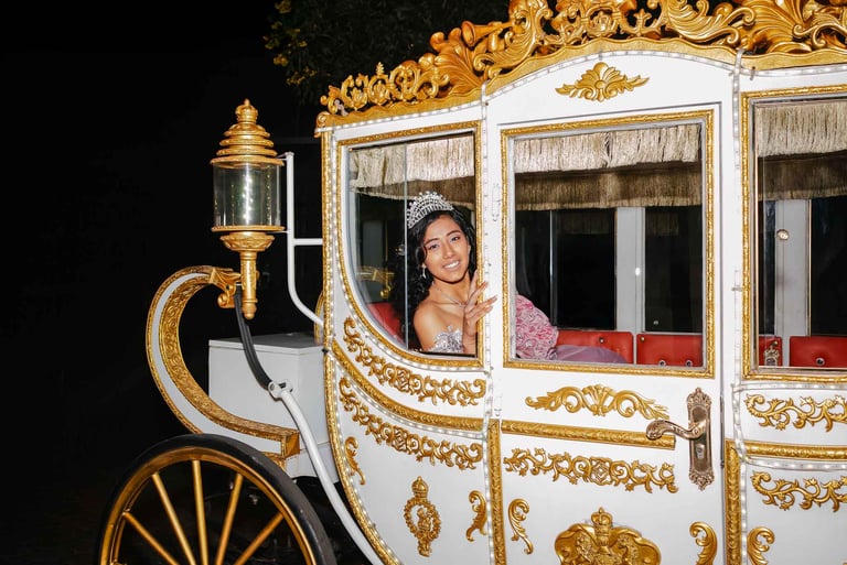 Sesión de fotografía profesional de una quinceañera en carruaje de Quito Ecuador
