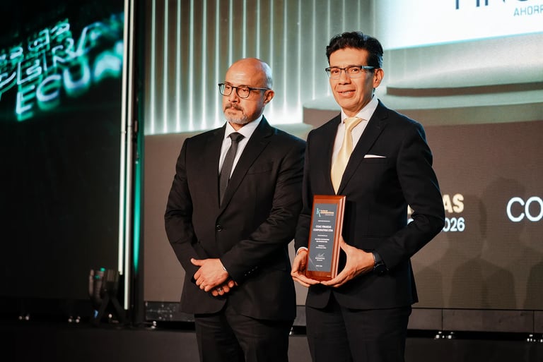 Hombres elegantes de terno con premio en evento corporativo de Quito