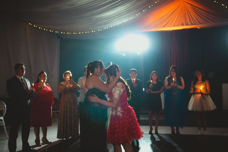 Baile de madre con su hija quinceañera en Quito, Ecuador, colores azul y naranja