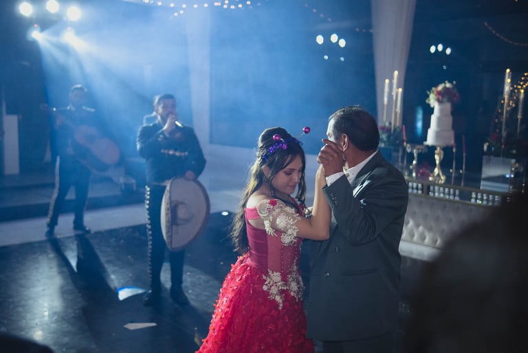 Baile de 15 años con mariachis de fondo y color azul, quinceañera con vestido rojo