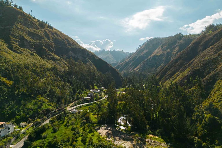 Foto de dron de valle entre dos montañas