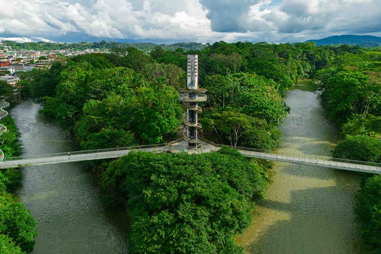 Foto de dron del puente de la ciudad Tena en Ecuador