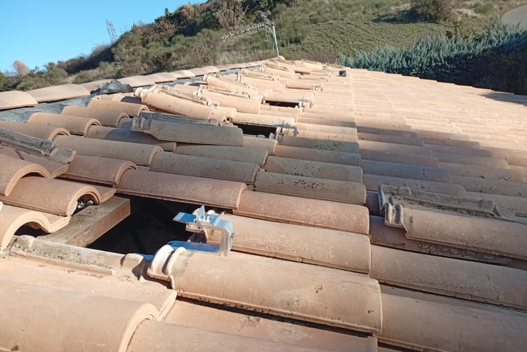 Pose de crochets photovoltaïques sur la charpente avant installation des panneaux