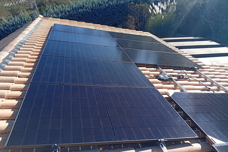 Installation des panneaux photovoltaïques en cours de finalisation sur la toiture