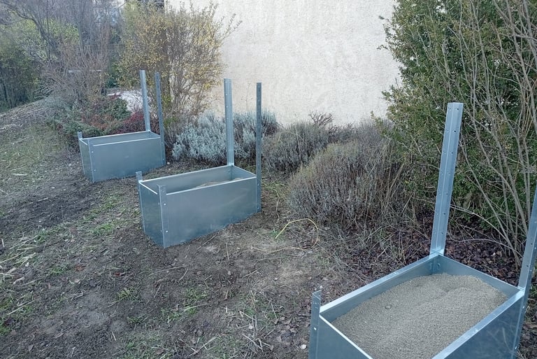 Bac enterré et lesté au sable pour assurer la stabilité des panneaux solaires au sol, sans fondation béton.