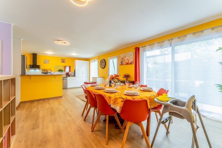 La pièce de vie, avec cuisine ouverte, espace repas, accès terrasse au sud.