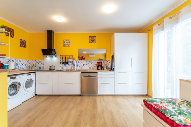 La cuisine moderne entièrement équipée