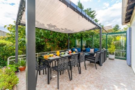 La terrasse ombragée du gîte Le Jardin des Rocailles à Villeneuve-lès-Avignon