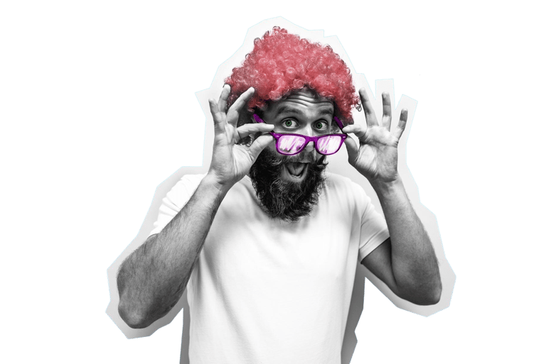 Mann mit pinker Perücke und rosa Brille in einem weißen Shirt